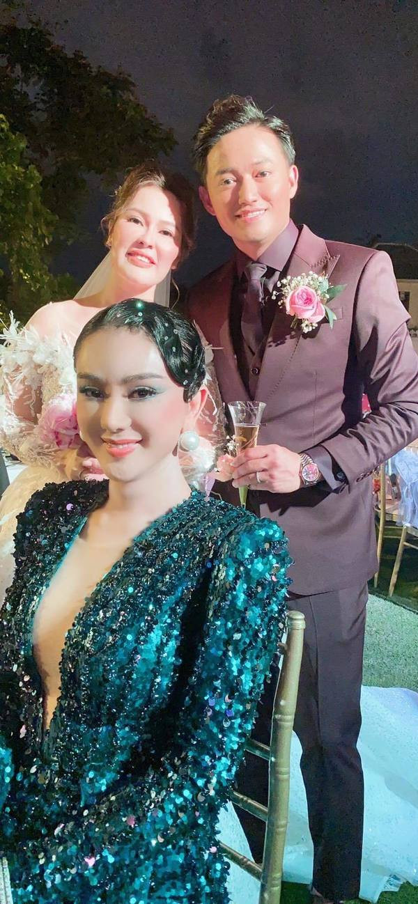 Người đẹp ăn diện vô cùng gợi cảm, lộng lẫy khi tham dự đám cưới người yêu cũ. 