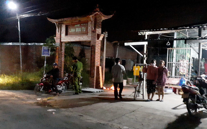 Mâu thuẫn khi chạy xe trên đường, nam thanh niên bị nhóm người vây đánh tử vong trước cổng chùa Ảnh 2