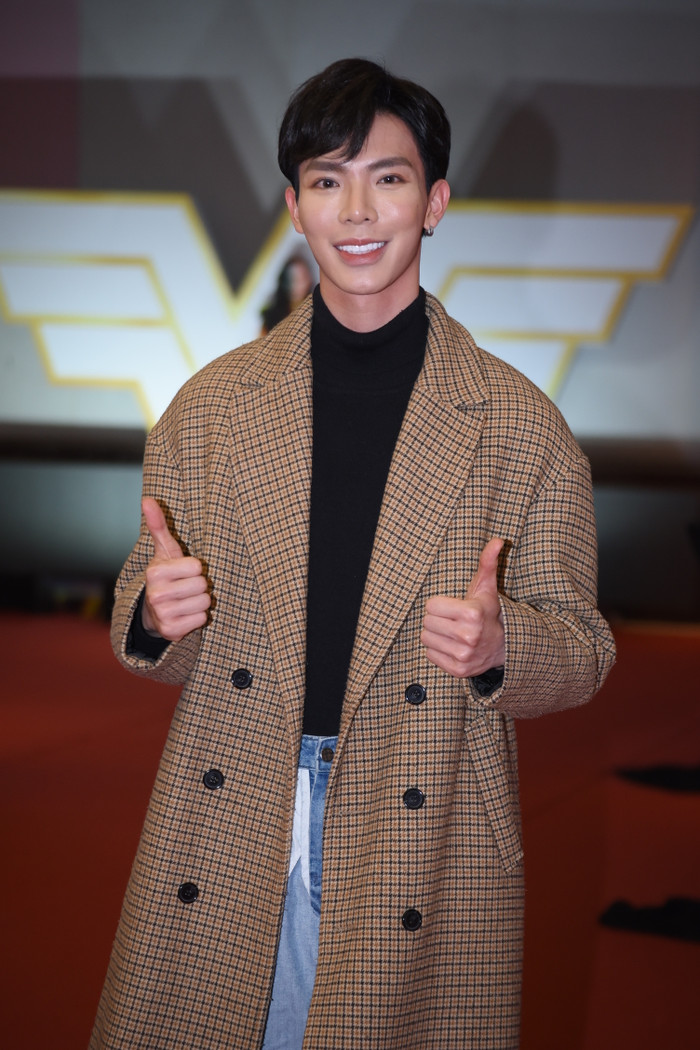 H'Hen Niê cosplay lộng lẫy soán ngôi 'chị đại' Gal Gadot, oanh tạc thảm đỏ ra mắt 'Wonder Woman 1984' Ảnh 16