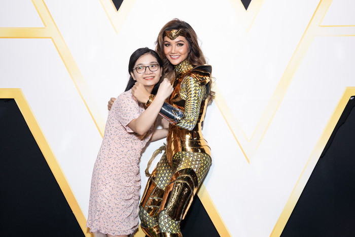 H'Hen Niê cosplay lộng lẫy soán ngôi 'chị đại' Gal Gadot, oanh tạc thảm đỏ ra mắt 'Wonder Woman 1984' Ảnh 8