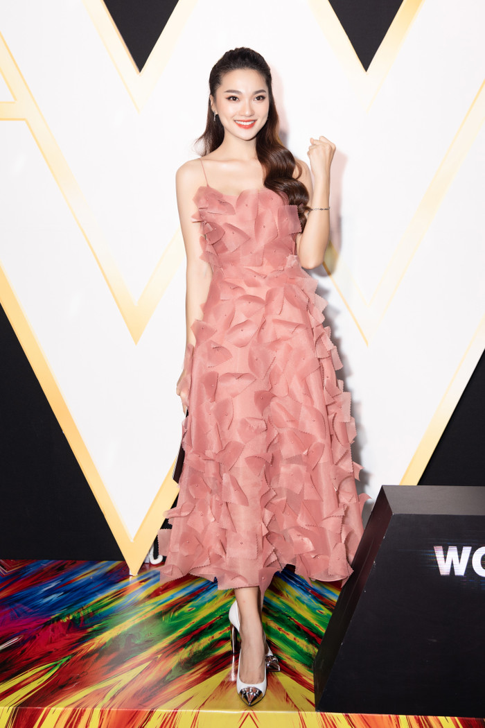 H'Hen Niê cosplay lộng lẫy soán ngôi 'chị đại' Gal Gadot, oanh tạc thảm đỏ ra mắt 'Wonder Woman 1984' Ảnh 11