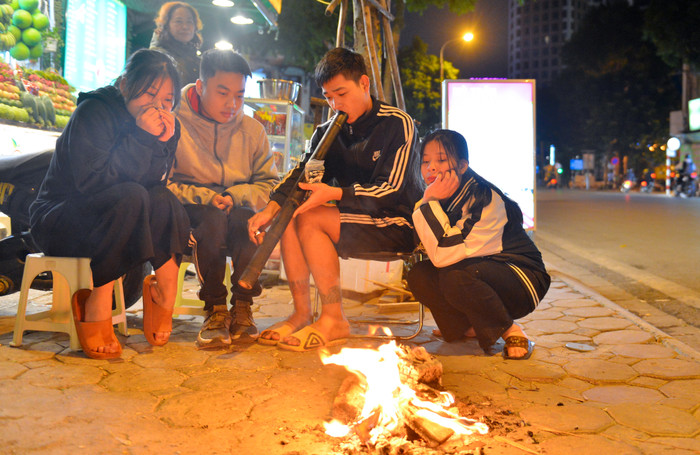 Người Hà Nội co ro đốt lửa sưởi ấm trong rét đậm, rét hại dưới 12 độ C Ảnh 8