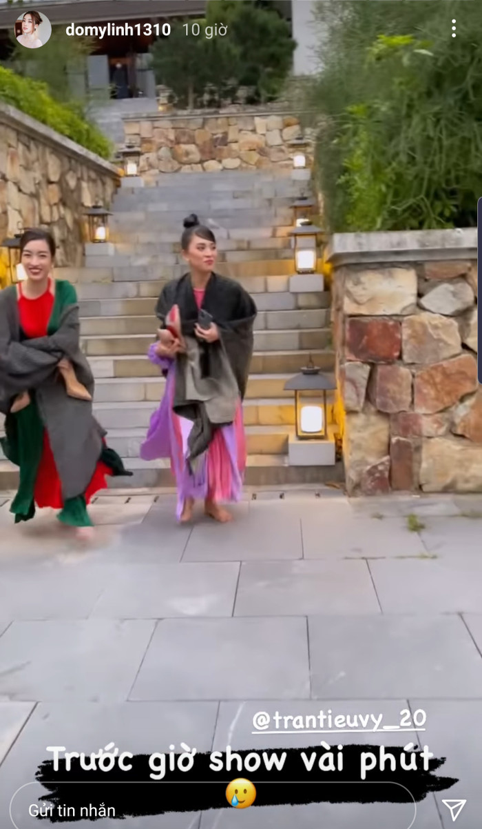 Lên đồ lộng lẫy đâu vào đấy nhưng phát hiện sắp trễ show, cả hai nàng Hậu vội vã chạy hộc tốc đến nơi trình diễn, giày cao gót tháo hết cả ra. 