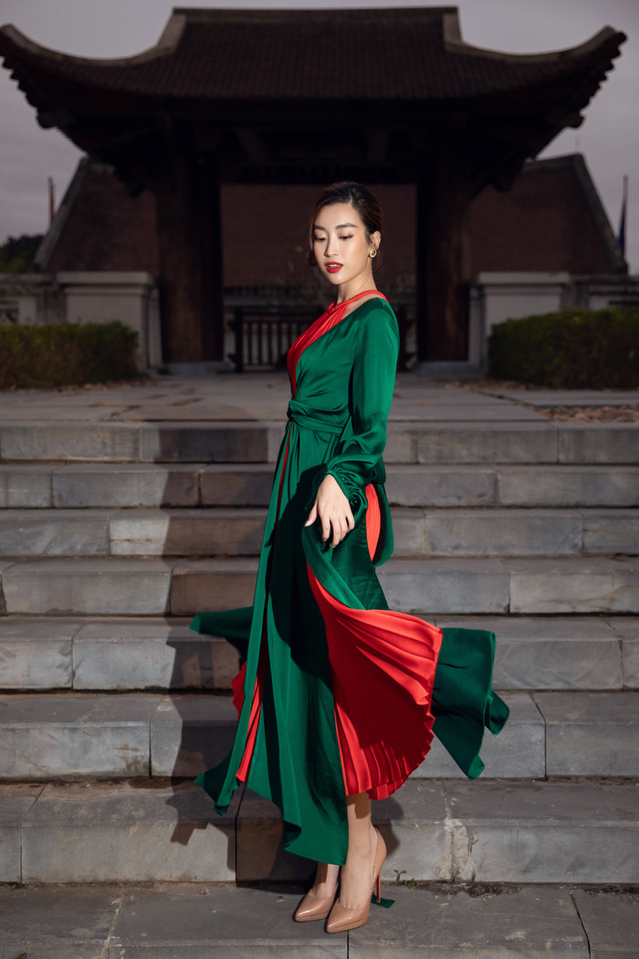 Chiếc váy mềm mại, nhẹ nhàng làm tiền đề cho các pha tung váy, tạo dáng đẹp mắt. 