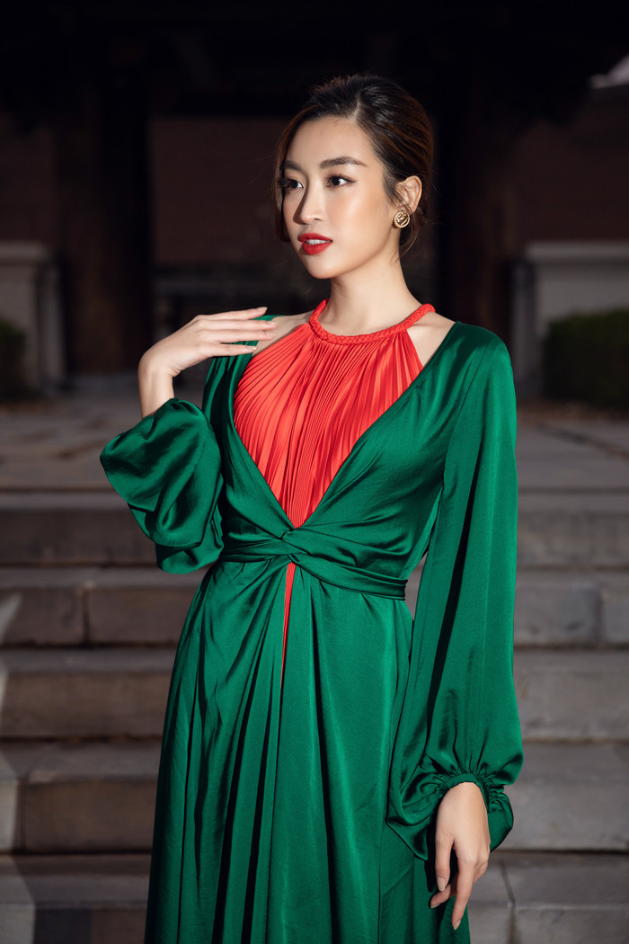 Cận cảnh gương mặt tao nhã, sang trọng của nàng Hậu, chẳng ai ngờ trước đó cô phải xách giày, chạy chục bậc cầu thang như thế. 