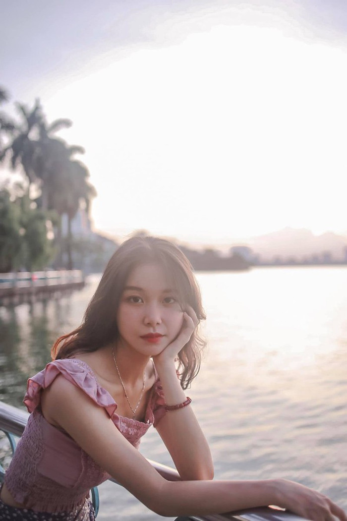 Về dự định công việc sắp tới, cô bạn cho biết sẽ công tác theo sự phân công của ngành, ngoài ra cũng sẽ theo đuổi đam mê của mình và học tập trau dồi thêm một số kiến thức như ngoại ngữ, tin học... để hoàn thiện bản thân, theo báo Tiền Phong. 