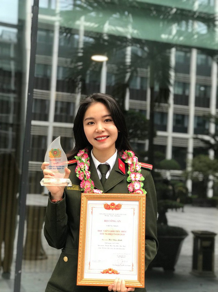 Hà Diệu Linh là thủ khoa khối C00 của Học viện An ninh trong kỳ thi THPT quốc gia năm 2016 với số điểm 33.25 (cả điểm cộng ưu tiên), chuyên ngành Trinh sát Bảo vệ an ninh xã hội.