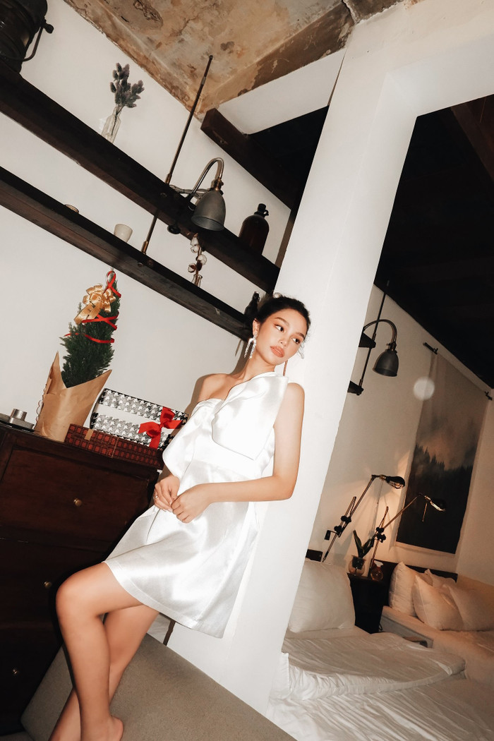 'Bản sao nhí của Hồ Ngọc Hà' khoe vẻ đẹp ngọt ngào, thần thái cuốn hút mừng Giáng Sinh Ảnh 8