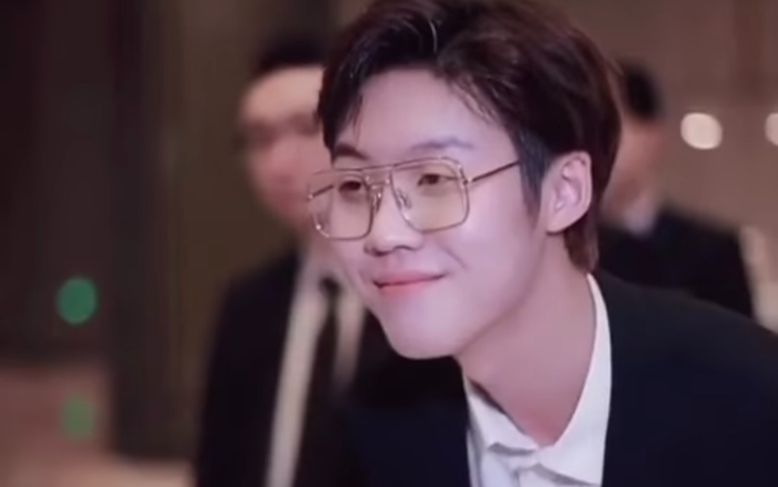 YouTuber Hậu Hoàng khoe ảnh 'anh trai song sinh' khiến cộng đồng mạng thích thú Ảnh 2