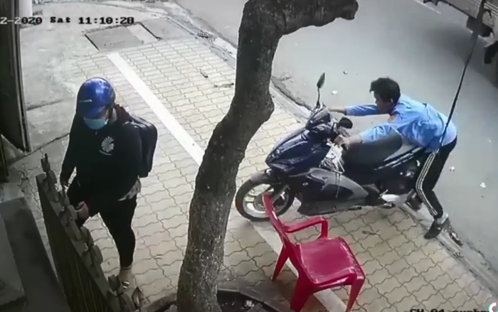 Clip: Nam bảo vệ vịn trúng tay ga khiến xe máy lao thẳng về phía trước vô cùng nguy hiểm Ảnh 2