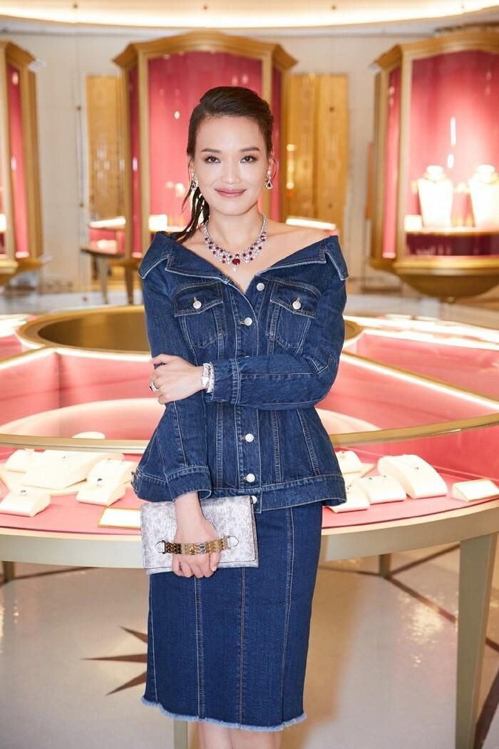 Sự kiện gần đây nhất của nhãn hàng, Thư Kỳ chơi trội cả set đồ jeans để mix cùng với loạt phụ kiện đắt giá đến với nhãn hàng