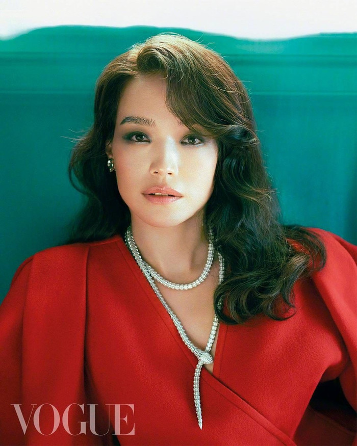 Thư Kỳ luôn tỏa sáng trên tạp chí thời trang danh tiếng Vogue với những shoot hình đẹp điên đảo