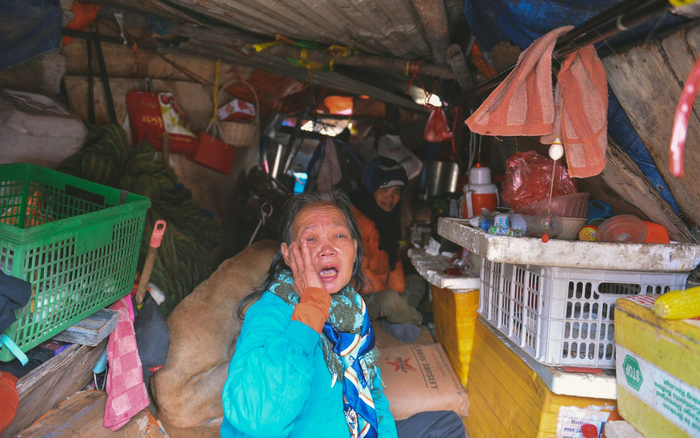 Cặp vợ chồng hơn 20 năm chống chọi với cái lạnh trong túp lều xập xệ: 'May không chết rét ngoài đường' Ảnh 2