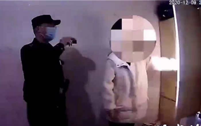 Nghĩ rằng chuột phá tủ quần áo lúc nửa đêm, cô gái thất kinh hồn vía khi mở ra xem Ảnh 2