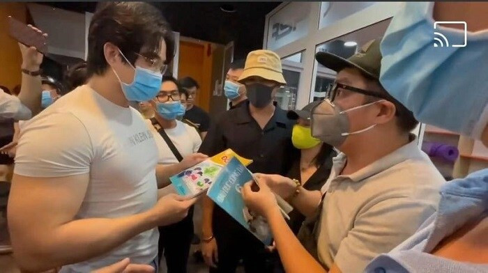 Các nghệ sĩ đã tặng sách Giáo dục công dân và Đạo đức để 'nhắc nhở' nam gymer 