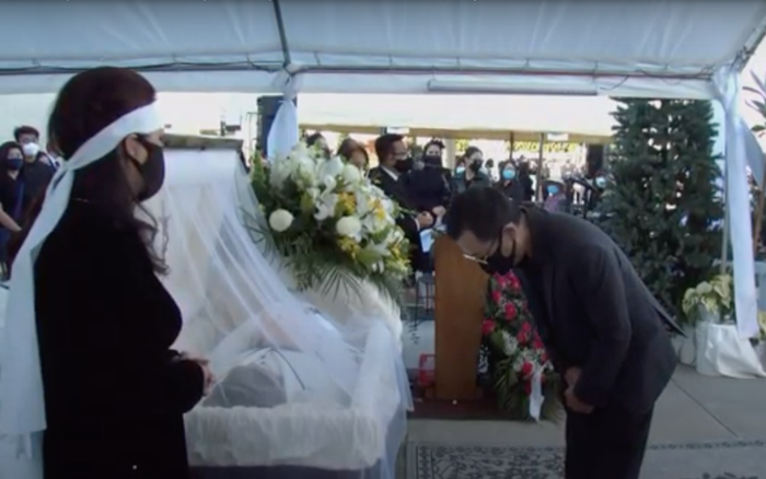 Nghẹn ngào khoảnh khắc Vân Sơn đứng bên linh cữu, cúi đầu chào danh hài Chí Tài lần cuối Ảnh 2