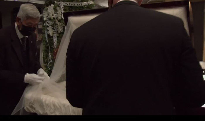 Quan tài cố NS Chí Tài đóng nắp vĩnh viễn: Nghẹn ngào khoảnh khắc bà xã vuốt ve linh cữu chồng lần cuối Ảnh 1