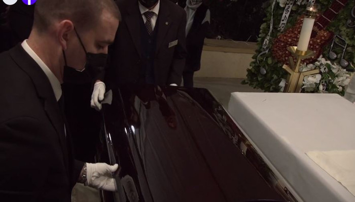 Quan tài cố NS Chí Tài đóng nắp vĩnh viễn: Nghẹn ngào khoảnh khắc bà xã vuốt ve linh cữu chồng lần cuối Ảnh 2