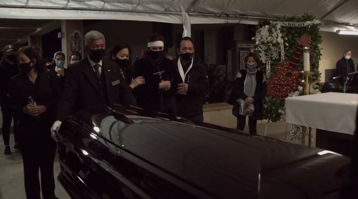 Quan tài cố NS Chí Tài đóng nắp vĩnh viễn: Nghẹn ngào khoảnh khắc bà xã vuốt ve linh cữu chồng lần cuối Ảnh 4