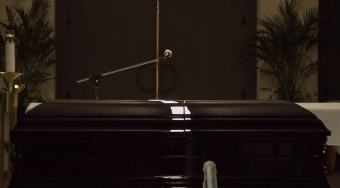 Quan tài cố NS Chí Tài đóng nắp vĩnh viễn: Nghẹn ngào khoảnh khắc bà xã vuốt ve linh cữu chồng lần cuối Ảnh 5