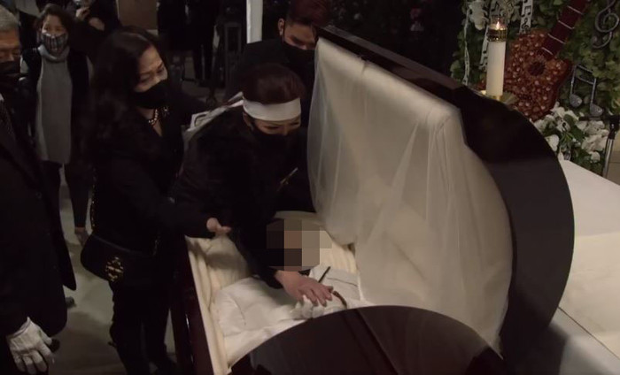 Ca sĩ Phương Loan bên linh cữu chồng lần cuối. 