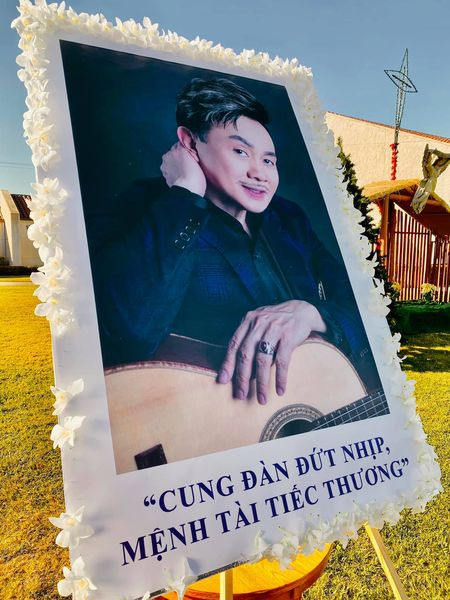 Dòng đưa tiễn đầy thương tiếc