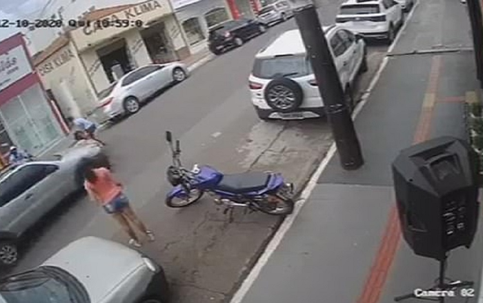 Bé gái lao qua đường không quan sát suýt bị ô tô tông, phản ứng của anh trai được ví là 'người hùng' Ảnh 2