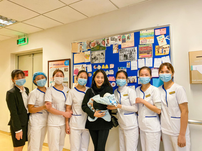 Trong hình ảnh ngày xuất viện được chia sẻ trước đó, Kiều Anh không chỉ cho thấy nhan sắc xinh đẹp, vóc dáng thon gọn mà thần sắc của cô cũng trông rạng ngời 