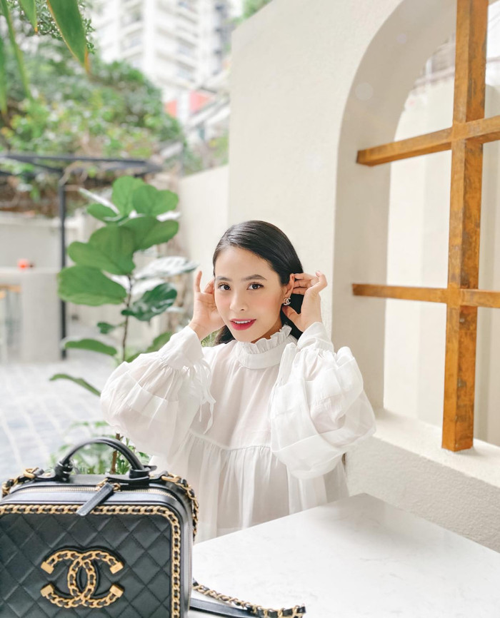 Dẫu cho cô vẫn cập nhật hình ảnh lên mạng xã hội song mọi người đều chỉ quan tâm tới nhan sắc xinh đẹp cùng thần sắc rạng ngời của cô nàng.