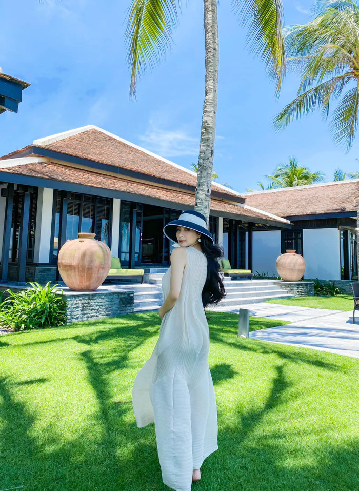 Trong những hình ảnh chụp toàn bộ vóc dáng, Ca nương Kiều Anh còn cho thấy thân hình nuột nà với đường cong thon thả
