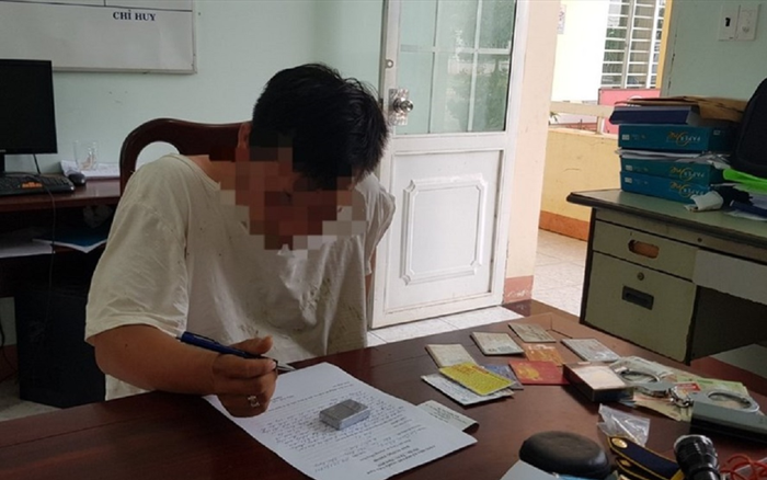 Nam sinh viên cạy cửa xe ô tô trong sân trường rồi lấy trộm đồng hồ trị giá 130 triệu đồng Ảnh 2