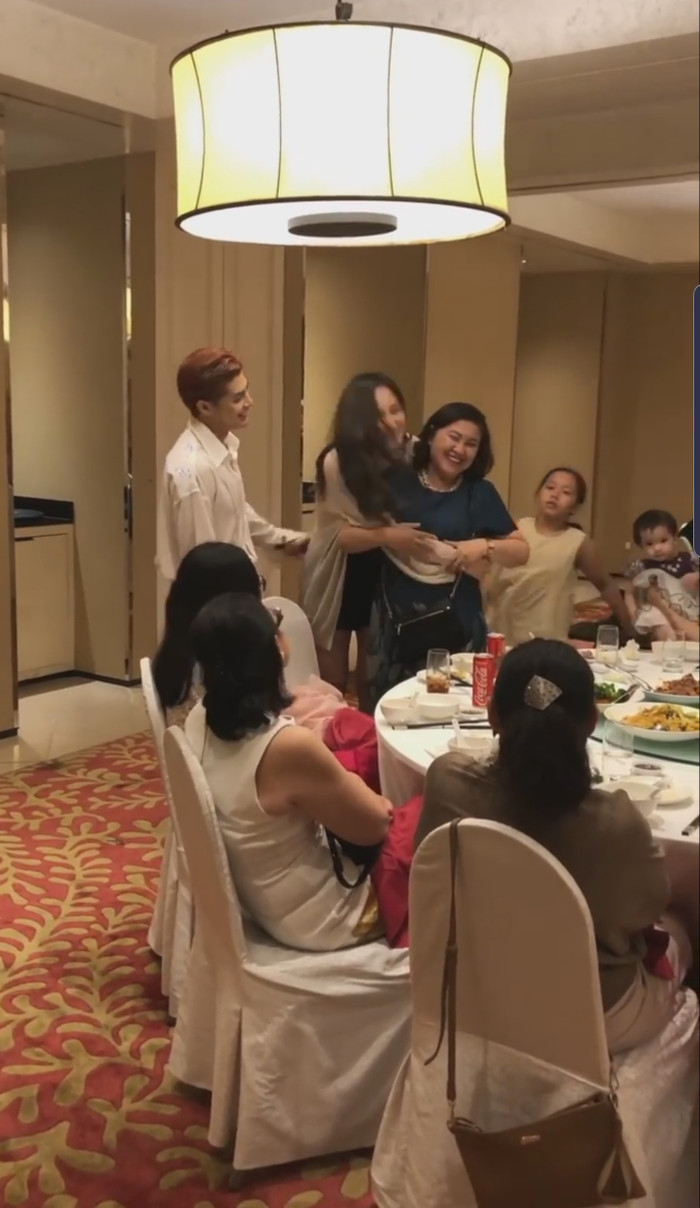 Lại ôm nhau cực kỳ vui vẻ. 
