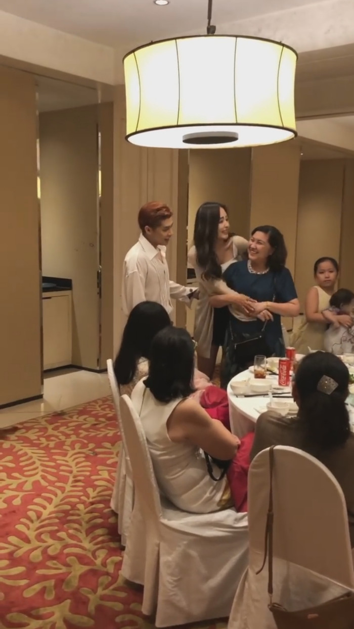 Mai Phương Thúy vui vẻ ôm lấy mẹ Noo Phước Thịnh.