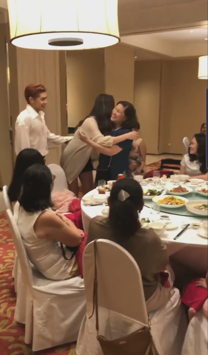 Nàng Hậu nhiều lần ôm mẹ nam ca sĩ một cách thân thiết.