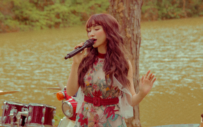 Hòa Minzy bất ngờ 'đánh úp' cùng bản ballad đầy tâm sự: 'Tôi thấy mình đàn bà hơn khi hát ca khúc này' Ảnh 2