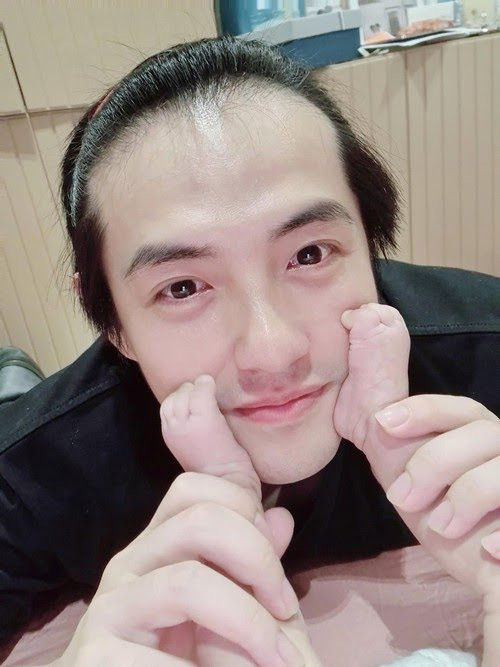 Chăm con đến mức bỏ bê bản thân, nhưng những hình ảnh này của anh khiến khán giả thích thú không ngừng. 