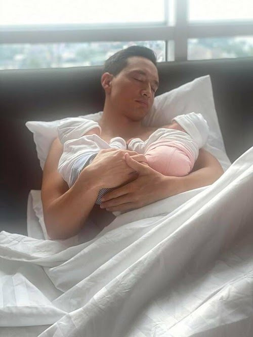 Khoảnh khắc 'một nách hai con' làm bao người thích thú.