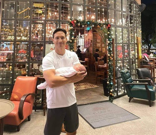 Anh rất thương hai bé, từng khóc khi Hà Hồ thông báo có thai.