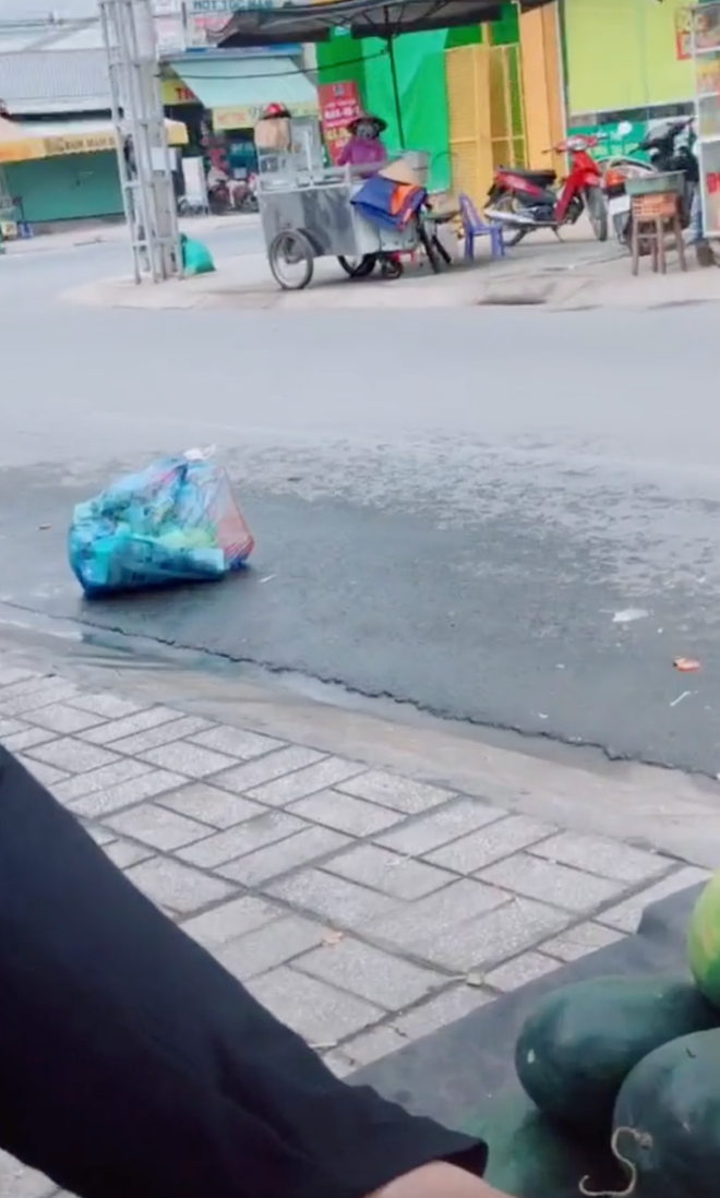 Buôn bán ế ẩm, nam thanh niên dùng loa 'troll' bạn hàng khiến cư dân mạng phải ôm bụng cười
