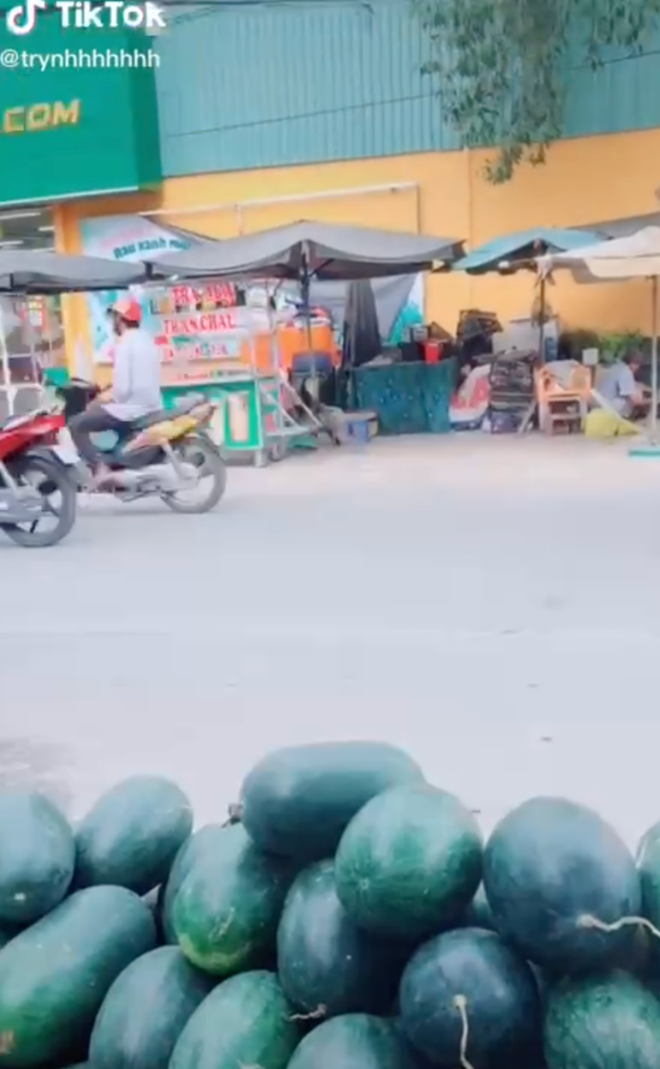 Buôn bán ế ẩm, nam thanh niên dùng loa 'troll' bạn hàng khiến cư dân mạng phải ôm bụng cười