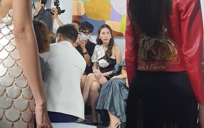 Lần này không bị ai hất tóc vào mặt, Thuỷ Tiên ngồi an yên xem show đến từng phút cuối Ảnh 2