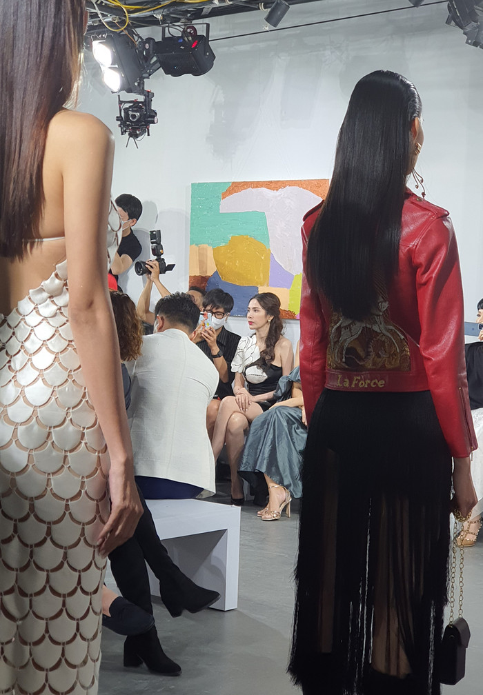 Lần này không bị ai hất tóc vào mặt, Thuỷ Tiên ngồi an yên xem show đến từng phút cuối Ảnh 3