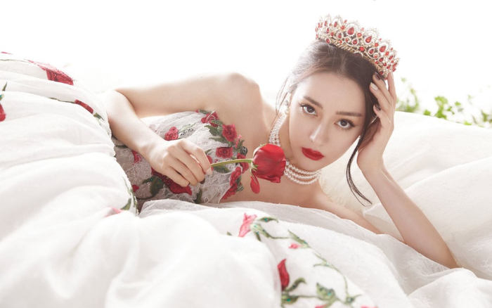 Bùng nổ visual hình ảnh Địch Lệ Nhiệt Ba diện bộ váy thêu thùa 'hàng triệu' đóa hoa hồng Ảnh 2