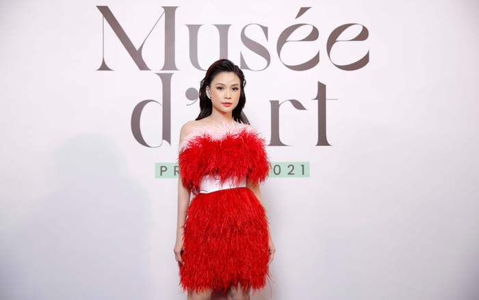 Sam đẹp lộng lẫy với váy đính lông vũ, toả sắc ngọt ngào hút chặt mắt fan Ảnh 2