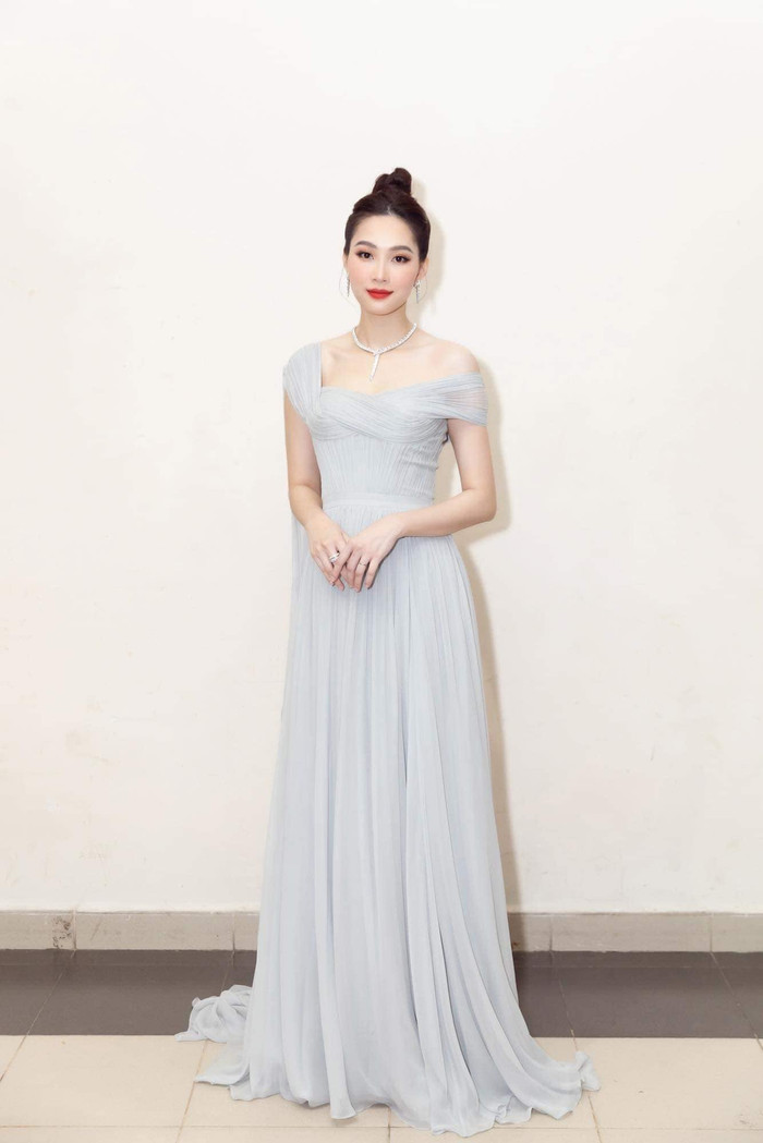 Hoa hậu Đặng Thu Thảo xuất hiện với hình ảnh đẹp không tỳ vết trong mẫu đầm rớt vai chiffon màu xám được thiết kế riêng cho nàng hậu. Dường như màu sắc cũng kiểu dáng của mẫu thiết kế đã khéo léo tôn lên làn da, vóc dáng và vẻ đẹp ngọt ngào của bà mẹ hai con. Đây cũng là lần duy nhất cựu Hoa hậu sải bước trên thảm đỏ sự kiện năm vừa qua.