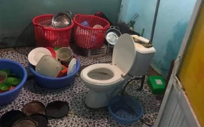 Lần đầu về nhà bạn trai chơi, nữ sinh sốc nặng khi chứng kiến cảnh bếp núc ngay bên trong... toilet Ảnh 2
