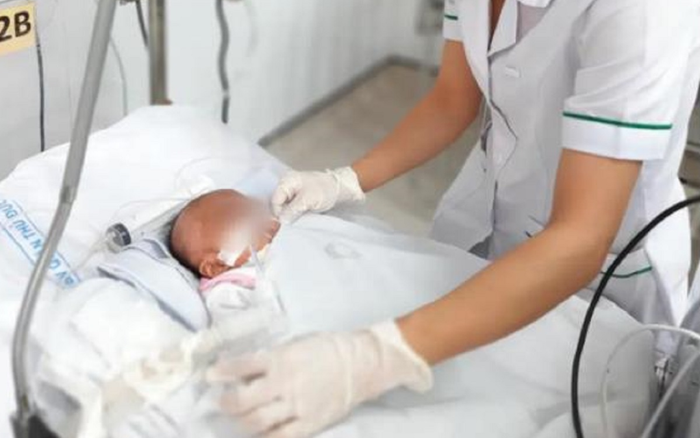 Sản phụ 18 tuổi sinh con trong nhà vệ sinh bệnh viện rồi mang bỏ vào thùng rác Ảnh 2