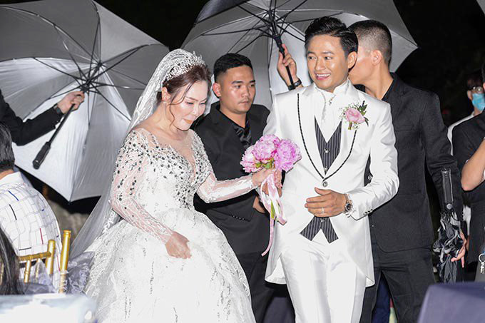 Quý Bình và bà xã trong ngày cưới