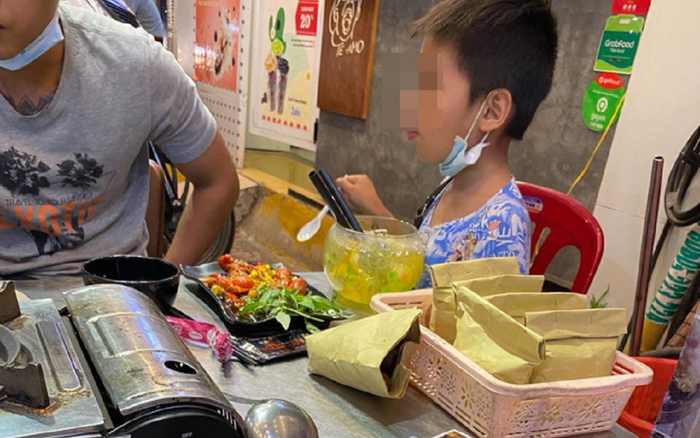 Câu chuyện cậu bé bán hàng rong và cô gái trẻ tốt bụng khiến nhiều người ấm lòng giữa Sài Gòn Ảnh 2