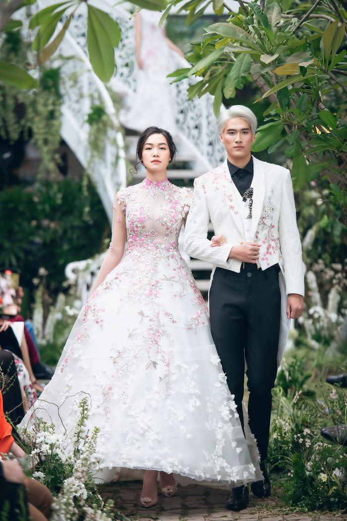 Giữa khung cảnh sân vườn, cầu thang trắng, trông các nàng Hậu như những quý cô bước ra từ cổ tích. 